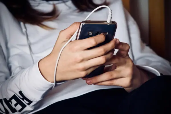 mi a különbség a messenger és a whatsapp között